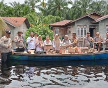 Polres Rohil Beri Layanan Kesehatan dan Sembako untuk Korban Banjir di Kubu Babussalam - JPNN.com