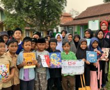 Peduli Pendidikan dan Literasi Dini, Alfamidi Salurkan Buku Bacaan di 11 Wilayah di Indonesia - JPNN.com