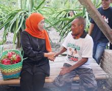 Tangis Haru Petani Buah Dikunjungi Khofifah: Terima Kasih Banyak Sudah Melihat Kami - JPNN.com