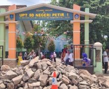 Akses Gerbang SDN 1 Petir Ditutup dengan Tumpukan Batu, Kok Bisa? - JPNN.com