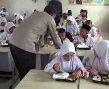 Polda Sumsel Uji Coba Program Makan Siang Bergizi Gratis di SDN 145 Palembang - JPNN.com