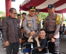 Polda Kalteng dan Kemensos Salurkan 30 Kursi Roda ke Penyandang Disabilitas - JPNN.com