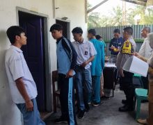 Cegah Pelajar Terlibat Narkoba, Polres Indragiri Hulu Gelar Tes Urine Mendadak di Sekolah - JPNN.com