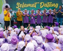 Pemimpin Paling Berpihak ke Industri SKT, Khofifah Tuai Dukungan Ribuan Buruh Ngawi - JPNN.com