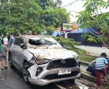 Hujan Deras di Jalan Cisadea Bandung, Pohon Tumbang Hingga Timpa 5 Mobil dan Warga - JPNN.com