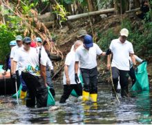 Menteri LH Hanif Faisol Terjun Langsung Bersihkan Sampah di Kali Cipinang - JPNN.com