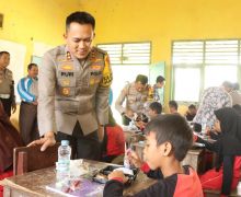 Polres Banyuasin Bagikan 300 Paket Makanan Bergizi Gratis ke Siswa SDN 17 Tanjung Lago - JPNN.com