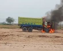 Gilas Kaki Bocah SD di Teluknaga Tangerang, Truk Dibakar Warga - JPNN.com