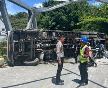 Truk Pupuk dan Tepung Bertabrakan, Lintas Sumbar-Riau Sempat Macet Total - JPNN.com