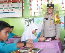 Momen Wakapolda Riau Brigjen K Rahmadi Turun ke SD Dukung Program Makan Bergizi Gratis - JPNN.com