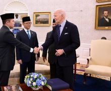 Lihat, Sikap Mayor Teddy Saat Prabowo Memperkenalkannya ke Joe Biden - JPNN.com