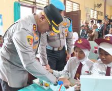 Dukung Program Prabowo, Polisi Bersama Jurnalis Gelar Uji Coba Makan Siang Bergizi di Sekolah - JPNN.com