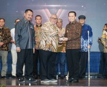 Pj Gubernur Agus Fatoni Terima Anugerah Sahabat Pers Award dari SPS Sumut - JPNN.com