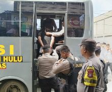 Polisi Gerebek Kampung Teleng Inhu, 3 Orang Diamankan, Salah Satunya DPO - JPNN.com