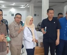 Menindaklanjuti Laporan Masyarakat, DPRD Palembang Sidak Gudang Daviena Skincare - JPNN.com