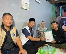 Sukarelawan Ridwan Kamil Bantu Seorang Anak Tebus Ijazah - JPNN.com