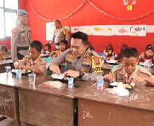 Kapolres Banyuasin Membagikan Makanan Bergizi Gratis untuk Siswa SDN 13 Air Kumbang - JPNN.com