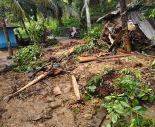 Mensos Gus Ipul Beri Bantuan Biaya Perbaikan Rumah Kepada Korban Longsor di Padang Lawas - JPNN.com