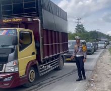 Jalan Utama Penghubung Riau-Sumbar Macet Total, Ternyata Ini Penyebabnya - JPNN.com