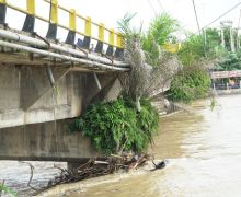 Jembatan Sungai Rokan Miring, Kendaraan Berat Dilarang Melintas - JPNN.com