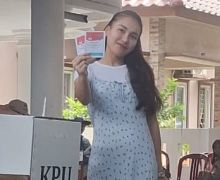 Ikut Mencoblos di Pilkada, Ayu Ting Ting Bawa Rombongan Keluarga ke TPS - JPNN.com