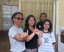 Kaka Slank bersama Istri dan Anak Gunakan Hak Suara di Pilkada 2024 - JPNN.com