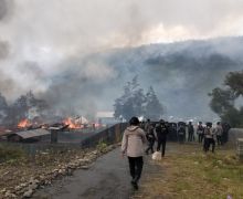 Bentrok Antar-Massa Pendukung Paslon, 40 Rumah Dibakar , 94 Orang Terkena Panah - JPNN.com