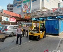 Truk Kontainer Tabrak Pembatas Jalan dan Tersangkut di Jembatan Perlintasan Kereta Bogor - JPNN.com