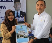 Wakil Ketua DPRD Karawang Memberikan Bantuan Beasiswa PIP - JPNN.com