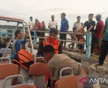 Tim SAR Evakuasi 5 Penumpang Perahu yang Mati Mesin di Tanjung Borang Maluku - JPNN.com