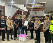 Dikawal Ketat Petugas, Logistik Pilgub Riau 2024 dari Rohul Tiba di KPU Provinsi - JPNN.com