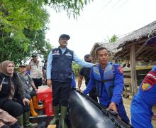 Mensos Gus Ipul Naik Perahu Karet untuk Salurkan Bantuan Korban Banjir di Pandeglang - JPNN.com