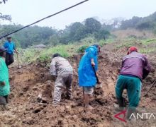 Innalillahi, Satu Keluarga Tertimbun Longsor di Sukabumi - JPNN.com