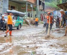 Tim BTB Bersihkan Musala dan Rumah Warga Sukabumi Pascabencana - JPNN.com