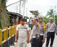 Jelang Nataru, Dirlantas Polda Riau Cek Jembatan Sungai Rokan yang Alami Kemiringan - JPNN.com