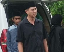 Andhika Pratama Ungkap Alasan Ibu Mertua Dimakamkan Satu Liang Lahat dengan Adik Ipar - JPNN.com