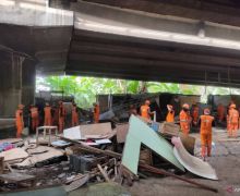 Lapak dan Bekas Tempat Tinggal Warga di Kolong Tol Angke Dibersihkan - JPNN.com