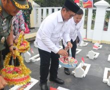 Wamentrans Viva Yoga Pimpin Tabur Bunga di Makam Pionir Transmigrasi Sukra Indramayu - JPNN.com