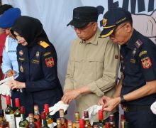 Bea Cukai dan Pemkot Bandung Musnahkan Miras dan Rokok Ilegal, Segini Banyaknya - JPNN.com