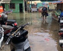 Banjir Rob Merendam Muara Angke, Kendaraan Sulit Melintas - JPNN.com