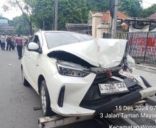 Mobil Agya Tabrak Suroboyo Bus di Jalan Setail, 2 Orang Luka - JPNN.com