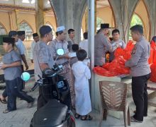 Pilkada Berjalan Lancar, Polisi di Pelalawan Berbagi dengan Warga di Masjid - JPNN.com