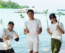 Kurangi Emisi Karbon, Atome Tanam 100 Pohon Mangrove di Kepulauan Seribu - JPNN.com