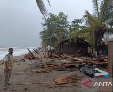 Puluhan Rumah di Palabuhanratu Sukabumi Rusak Akibat Abrasi Pantai - JPNN.com