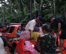 BPBD Berjibaku Evakuasi Warga Korban Banjir Sejumlah Desa di Jember - JPNN.com