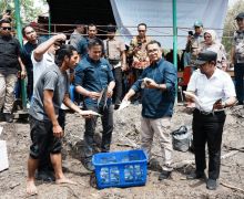 Pj Gubernur Kaltim Panen Perdana Tambak 4 in 1, Hasil Pemberdayaan Anak Muda - JPNN.com