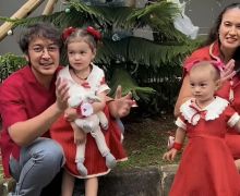 Serunya Nadine dan Dimas Anggara Merayakan Natal Bersama Anak-Anak - JPNN.com