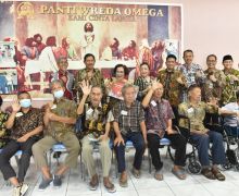 Pj Gubernur Jateng Berbagi Kasih di Hari Natal dengan Puluhan Lansia Panti Wreda - JPNN.com