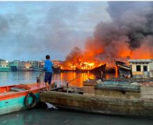 15 Kapal Nelayan Terbakar, Prajurit TNI AL Bergerak Cepat - JPNN.com