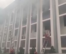 Kantor Rektor UIN Jakarta Terbakar, 10 Unit Damkar Dikerahkan - JPNN.com